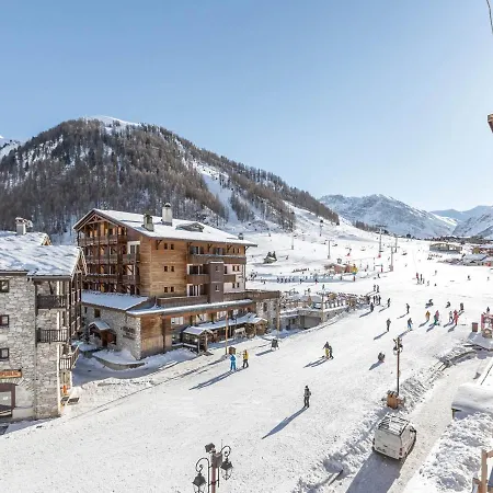 Appartement Superbe Renove Avec Balcon, Au Pied Des Pistes, En Plein Coeur De - Fr-1-694-299 *